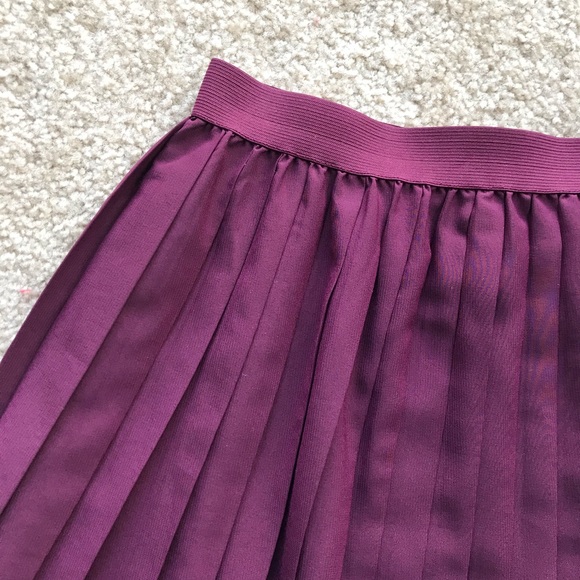 H&M Divided Berry Purple Pleated Mini A-line Skirt With Elastic Waistband - Picture 2 of 8
